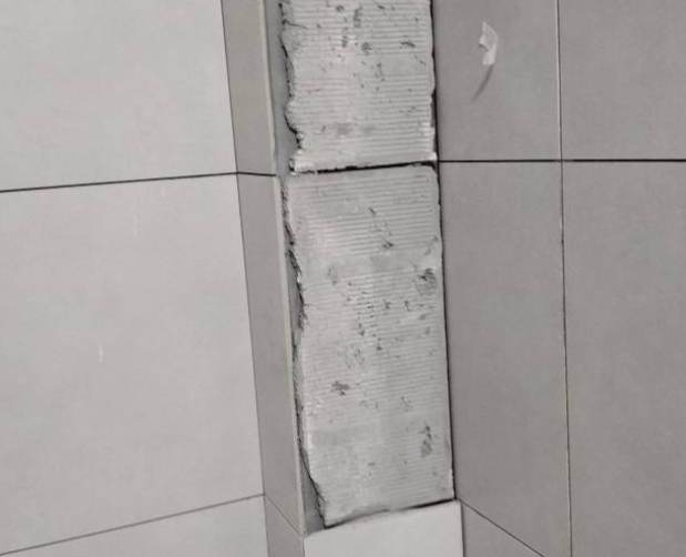 抚顺市瓷砖空鼓维修公司分享下瓷砖施工前基层浇水润湿程度不足，可能导致以下问题